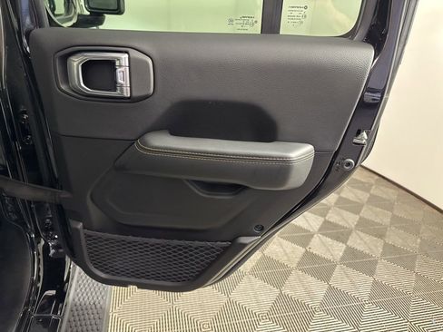 Used 2025 Jeep Wrangler Unlimited Sahara AWD/4WD image 18