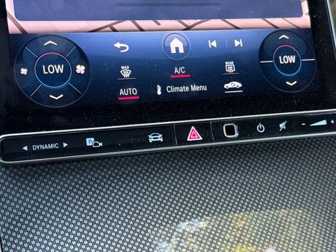 Used 2024 Mercedes-Benz GLC 300 4MATIC image 32