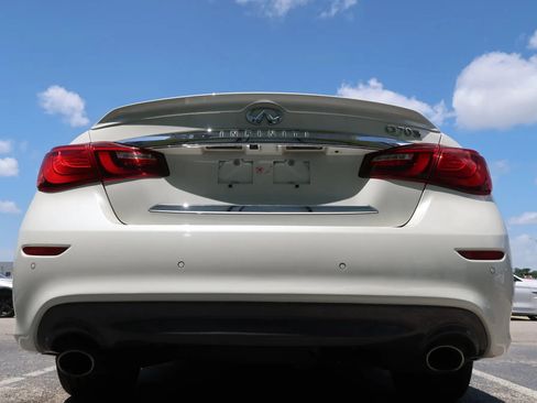 Used 2019 INFINITI Q70 Luxe w/ Sport Package RWD image 10