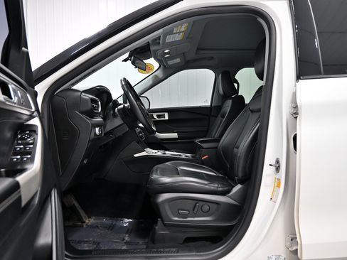 Used 2021 Ford Explorer XLT w/ Equipment Group 202A AWD/4WD image 5