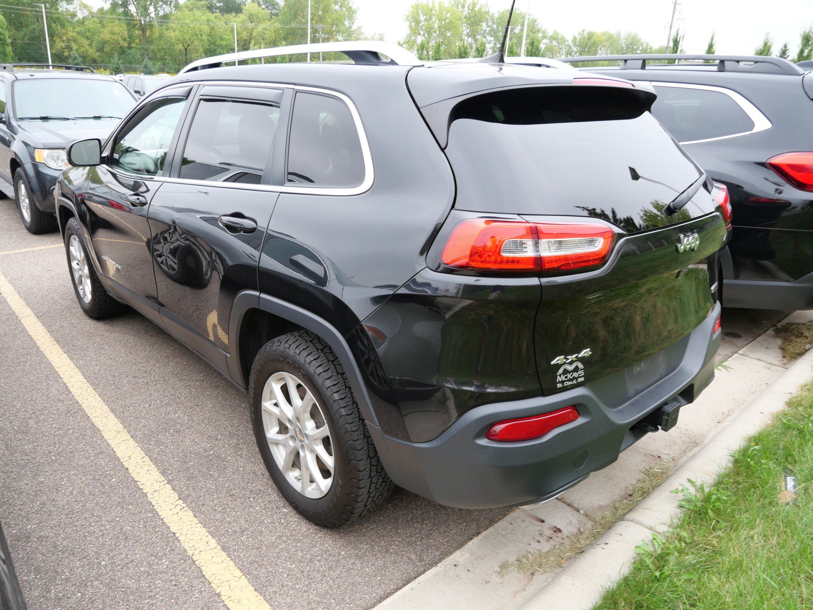 Used 2016 Jeep Cherokee Latitude w/ Cold Weather Group AWD/4WD image 7