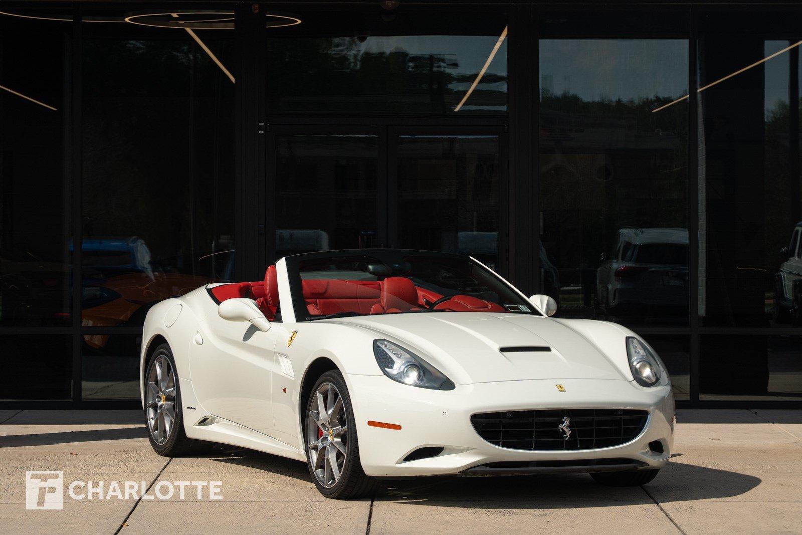 Used 2014 Ferrari California RWD image 2
