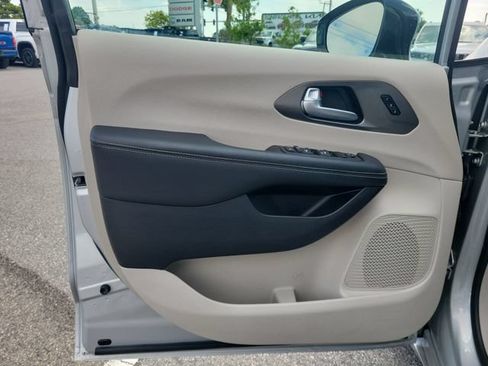 Used 2024 Chrysler Pacifica Touring-L FWD image 19