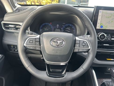 Used 2024 Toyota Highlander Platinum image 2