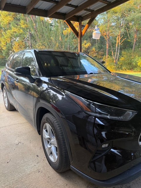 Used 2021 Toyota Highlander LE FWD image 1