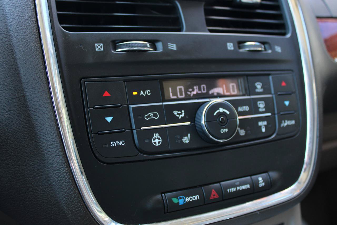 Used 2015 Chrysler Town & Country Touring-L w/ Driver Convenience Group FWD image 27