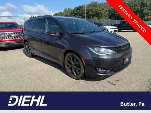 Used 2020 Chrysler Pacifica Touring-L w/ S Appearance Package FWD image 1