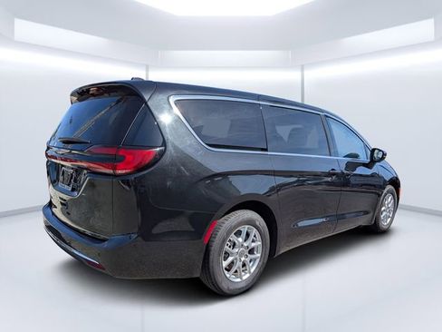 Used 2023 Chrysler Pacifica Touring-L FWD image 3