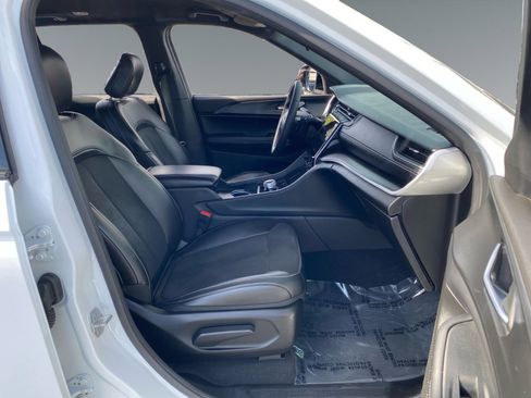 Used 2025 Jeep Grand Cherokee Altitude image 15