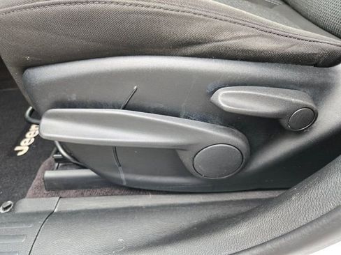 Used 2019 Jeep Cherokee Latitude w/ Popular Appearance Group image 10