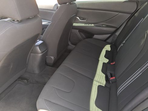 Used 2022 Hyundai Elantra SEL w/ Preferred Accessory Package FWD image 17
