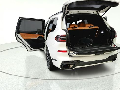 Used 2023 BMW X7 xDrive40i w/ M Sport Package AWD/4WD image 13