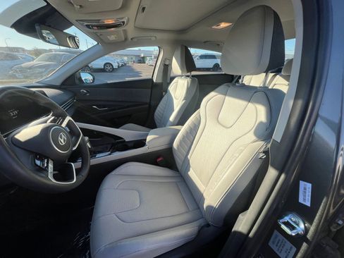 Used 2025 Hyundai Elantra Limited image 36