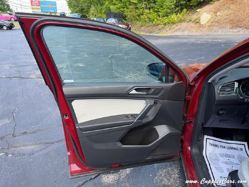Used 2018 Volkswagen Tiguan SE AWD/4WD image 6