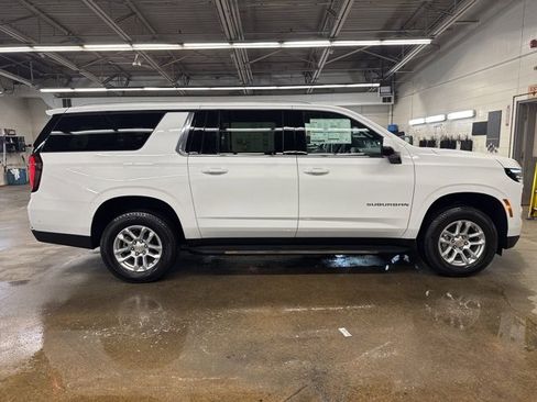 New 2026 Chevrolet Suburban LT image 7
