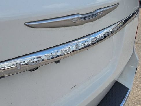 Used 2013 Chrysler Town & Country Touring FWD image 35