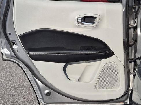 Used 2018 Jeep Compass Latitude FWD image 29