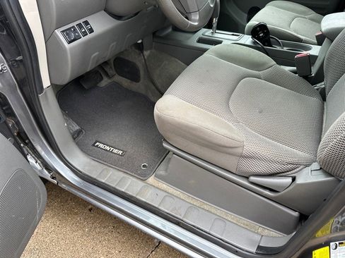 Used 2016 Nissan Frontier SV image 16