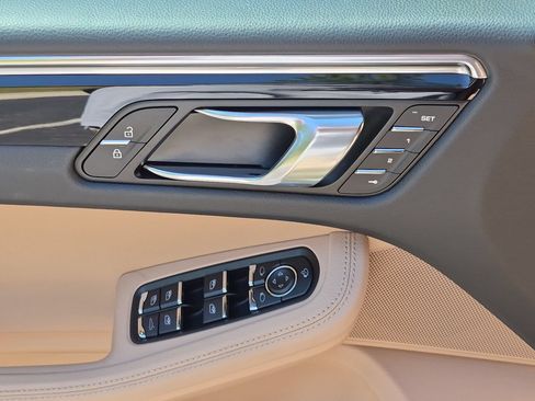 Certified 2026 Porsche Macan AWD/4WD image 18
