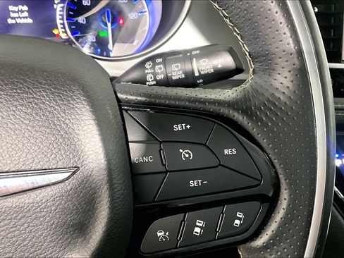 Used 2020 Chrysler Pacifica Limited w/ Advanced Safetytec Group FWD image 19