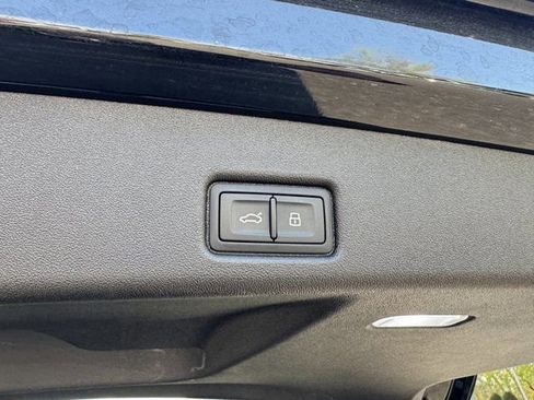 Used 2025 Audi Q5 Premium w/ Convenience Package image 34