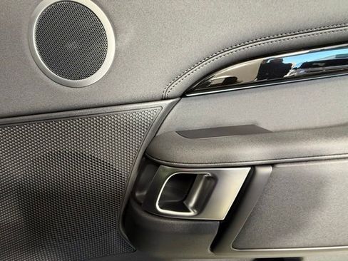 Used 2025 Land Rover Discovery S image 30