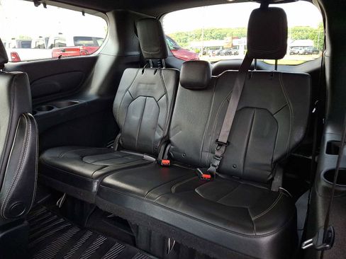 Used 2020 Chrysler Pacifica Touring-L w/ S Appearance Package FWD image 10