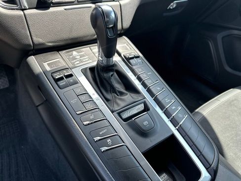 Used 2018 Porsche Macan AWD/4WD image 33