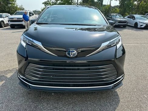 Used 2025 Toyota Sienna Limited AWD/4WD image 8