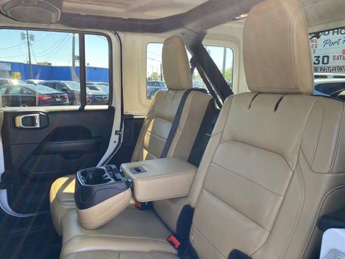 Used 2018 Jeep Wrangler Unlimited Sahara AWD/4WD image 17