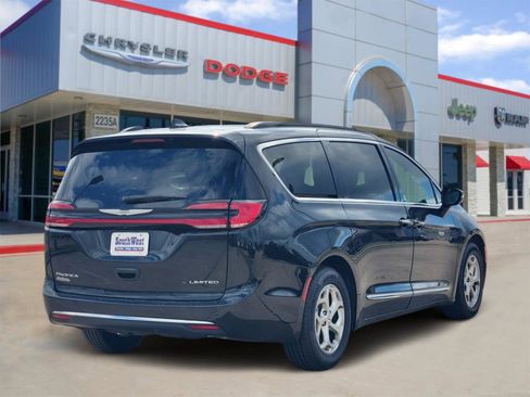 Used 2023 Chrysler Pacifica Limited FWD image 5