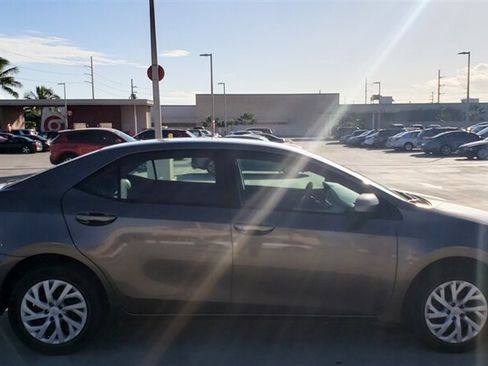 Used 2018 Toyota Corolla LE FWD image 5