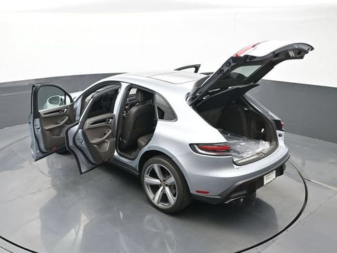 Certified 2025 Porsche Macan AWD/4WD image 29
