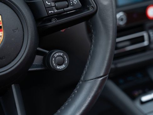 Certified 2025 Porsche Macan image 28