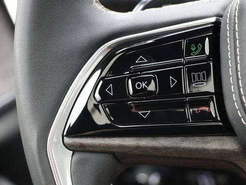 Used 2023 Jeep Grand Cherokee Overland w/ Luxury Tech Group IV AWD/4WD image 20