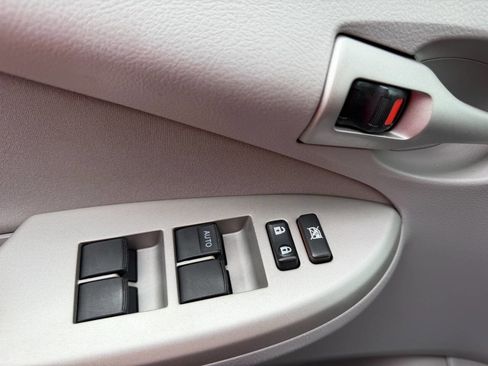 Used 2013 Toyota Corolla LE FWD image 14