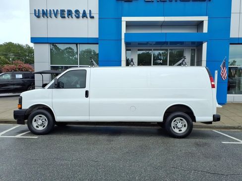 Used 2017 Chevrolet Express 2500 Extended RWD image 2