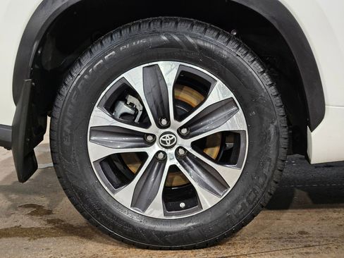 Used 2021 Toyota Highlander XLE image 17