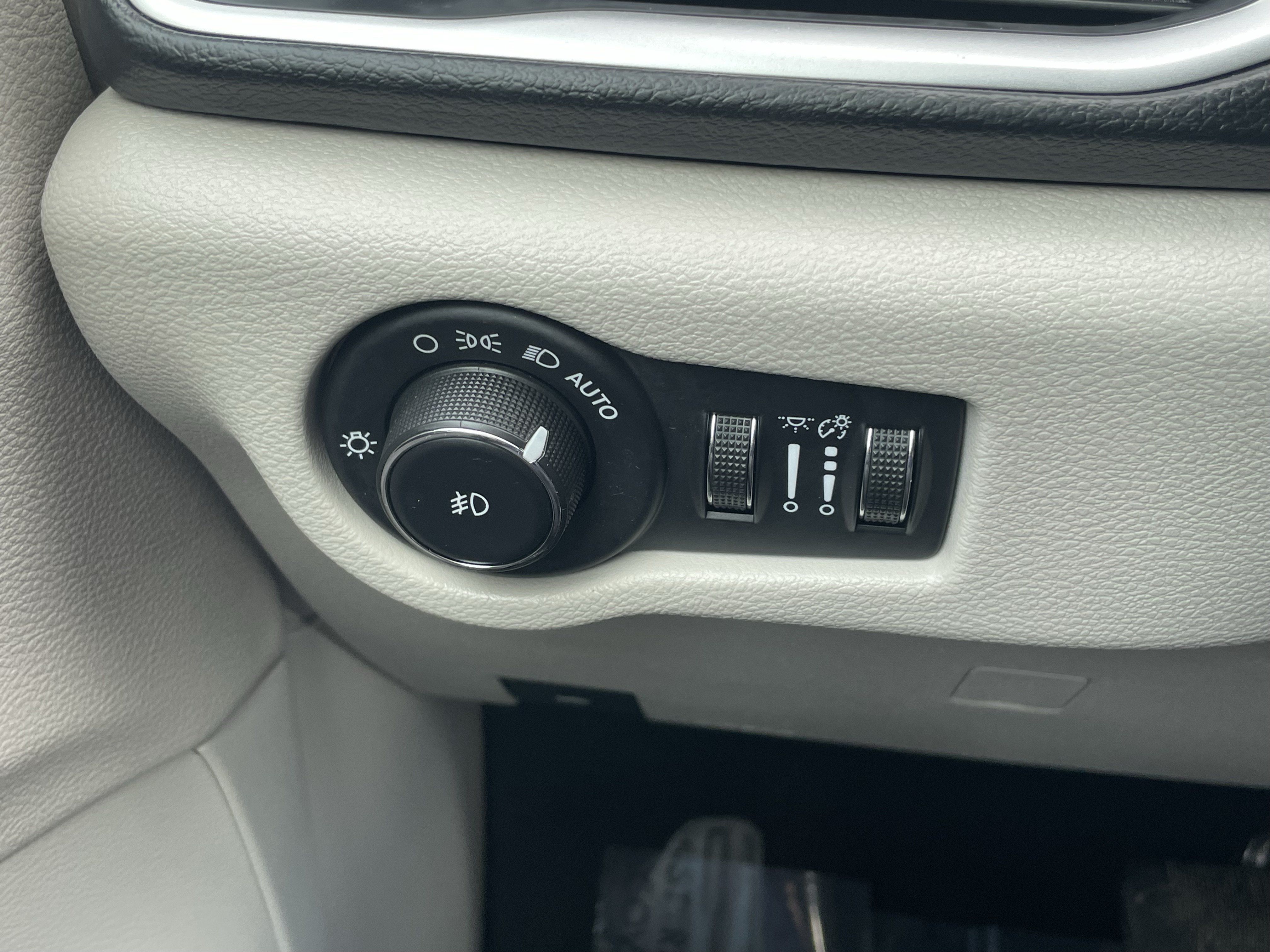 Used 2018 Chrysler Pacifica Touring Plus w/ Tire & Wheel Group FWD image 14