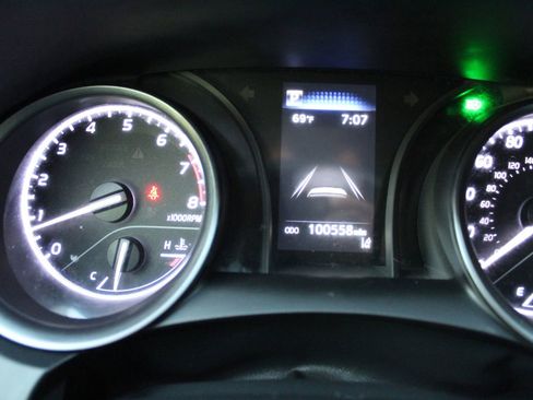 Used 2023 Toyota Camry SE image 14