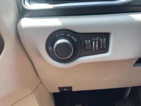 Used 2017 Chrysler Pacifica Touring FWD image 16
