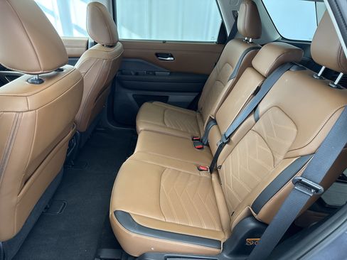 Used 2024 Nissan Pathfinder Platinum w/ Cargo Package image 17