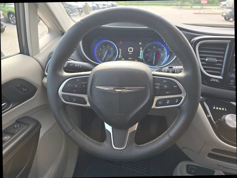 Used 2023 Chrysler Pacifica Touring-L FWD image 16