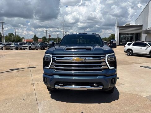 Used 2024 Chevrolet Silverado 2500 High Country w/ Technology Package AWD/4WD image 2