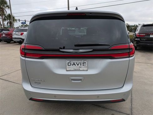 Used 2024 Chrysler Pacifica Touring-L image 5