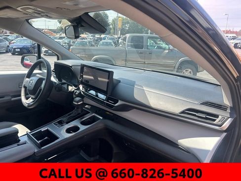 Used 2026 Toyota Sienna XLE FWD image 8