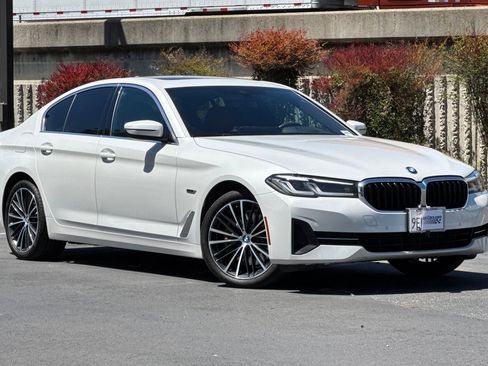 Used 2023 BMW 530e w/ Premium Package RWD image 2