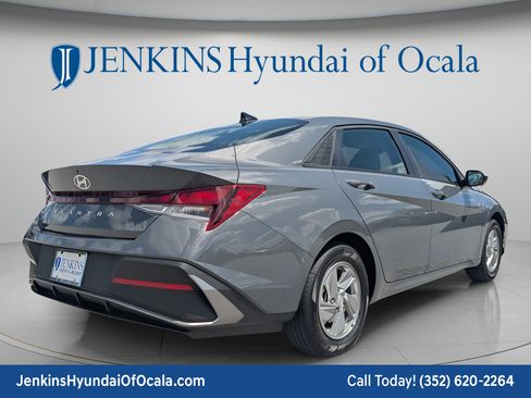 New 2026 Hyundai Elantra SE FWD image 3