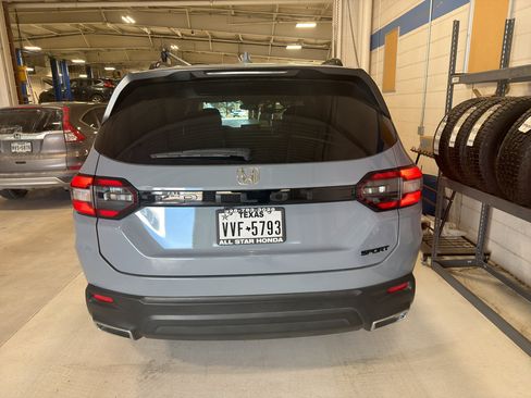 Used 2025 Honda Pilot Sport image 3
