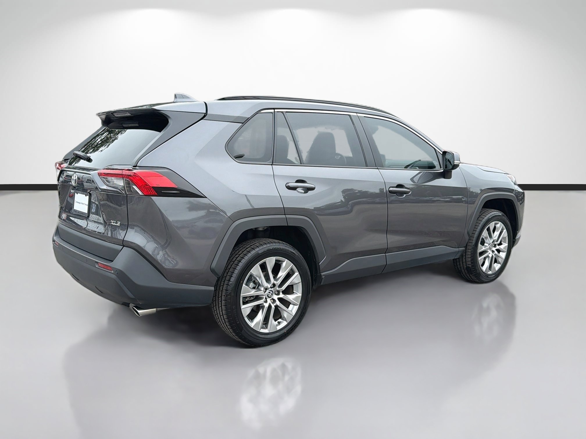 Used 2023 Toyota RAV4 XLE Premium FWD image 3
